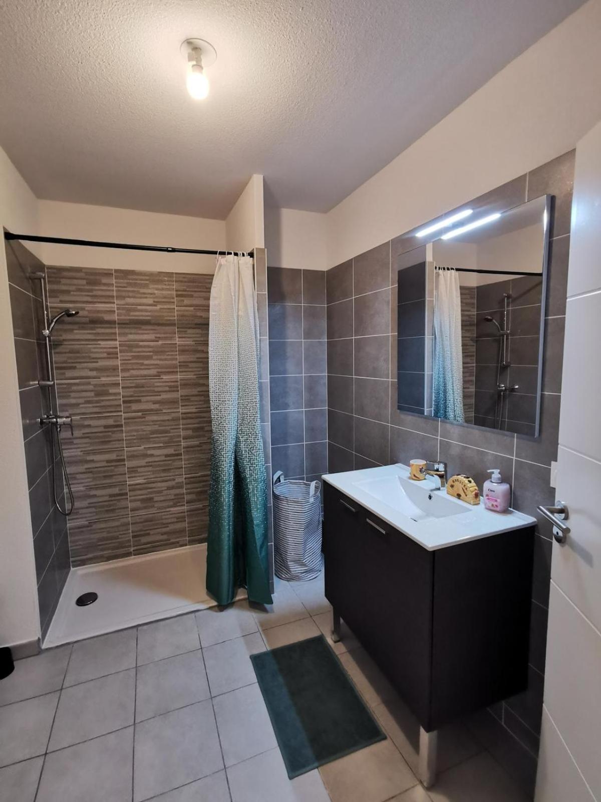 Appartement Duplex A Pour 4 Personnes, Wifi, Parking Et Tramway Montpellier